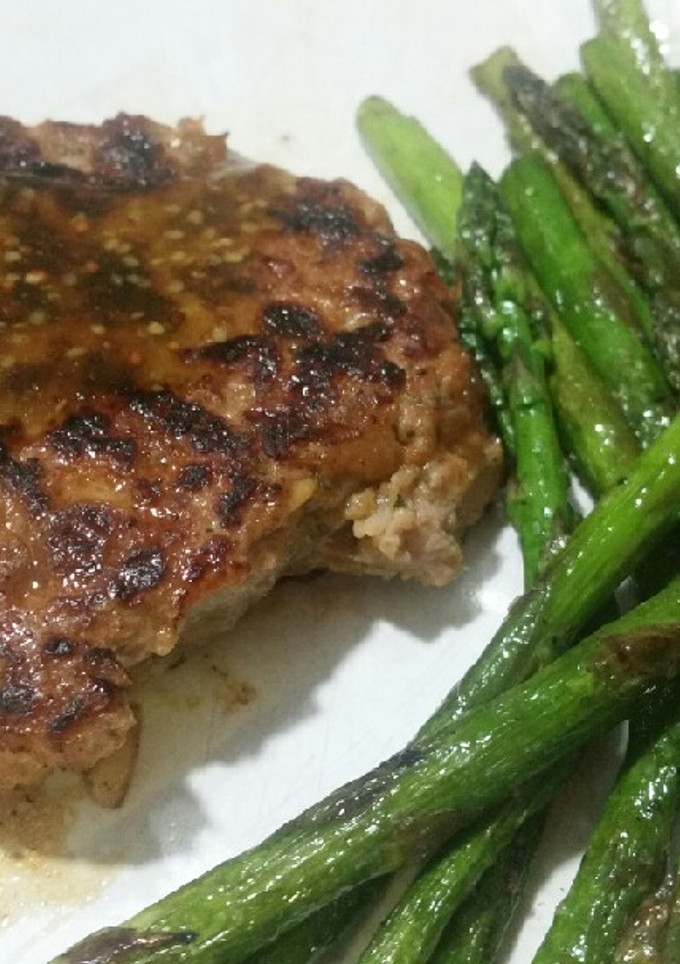 Una foto de Cena ligera y rápida de hamburguesa de pavo con espárragos