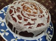 Una foto de torta de naranja glaseada