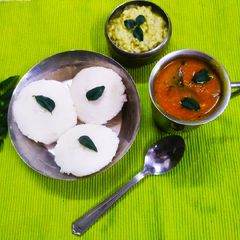 A picture of Idli Sambhar with coconut Chutney.