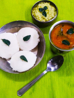 A picture of Idli Sambhar with coconut Chutney.