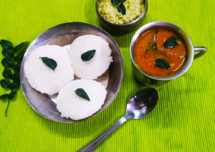 Easy Meal Ideas of Idli Sambhar with coconut Chutney