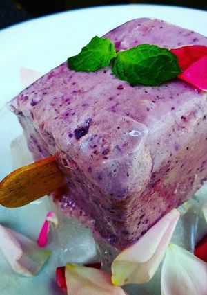 A picture of Black Current Popsicle.