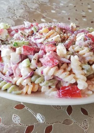 O poză a rețetei Salată colorată cu paste.