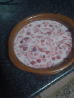 Una foto de Gelatina de leche condensada y fresas