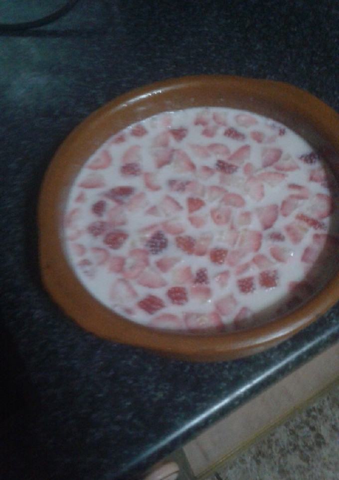 Una foto de Gelatina de leche condensada y fresas