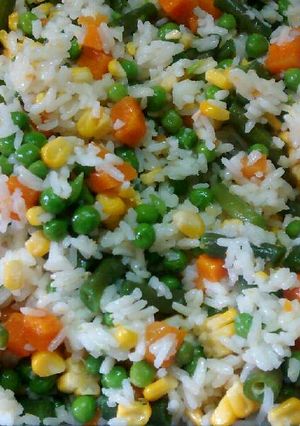 Una foto de Ensalada de arroz jardinera