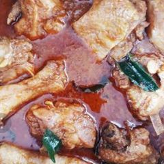A picture of Kodi Kura Chitti Gaare (vada with country chicken curry).