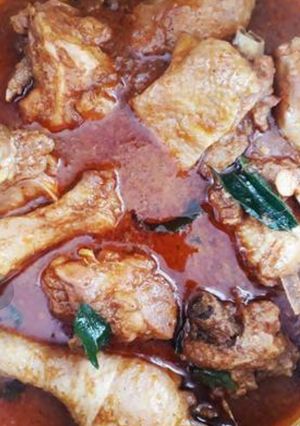 A picture of Kodi Kura Chitti Gaare (vada with country chicken curry).