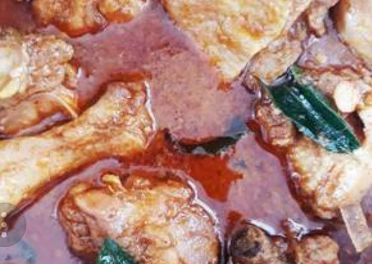 Kodi Kura Chitti Gaare (vada with country chicken curry)