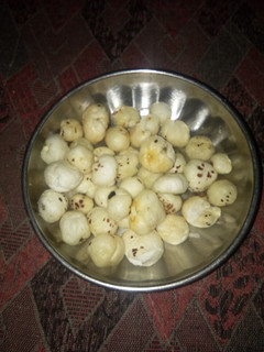 रोस्टेड फ्राई मखाने (roasted fry makhane recipe in Hindi) रेसिपी मुख्य फोटो