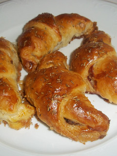 Una foto de Croissant rellenos de jamón serrano, queso y morcilla de cebolla