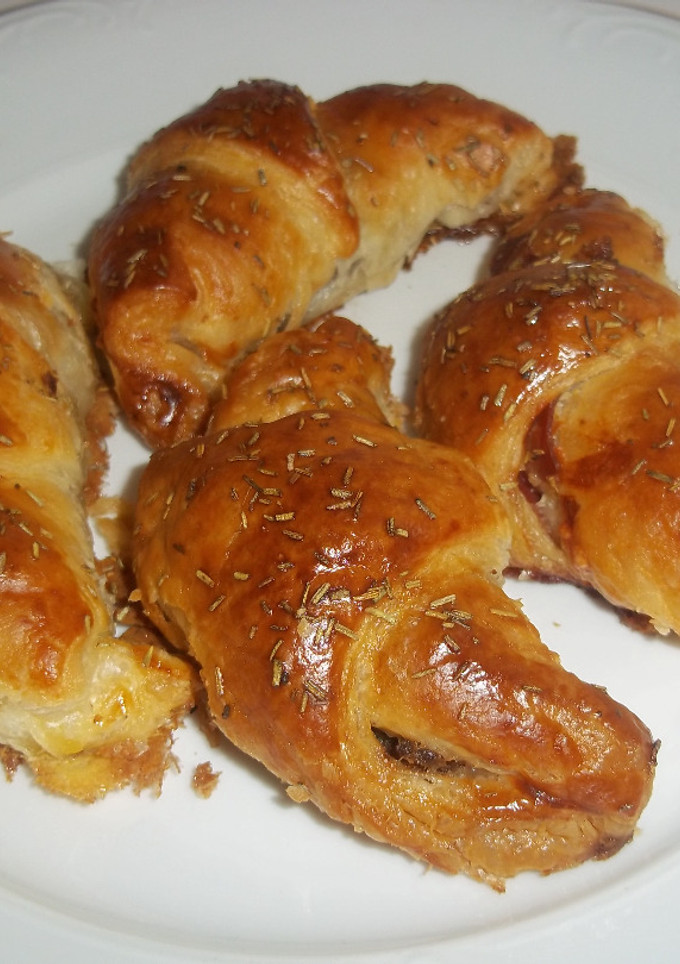 Una foto de Croissant rellenos de jamón serrano, queso y morcilla de cebolla