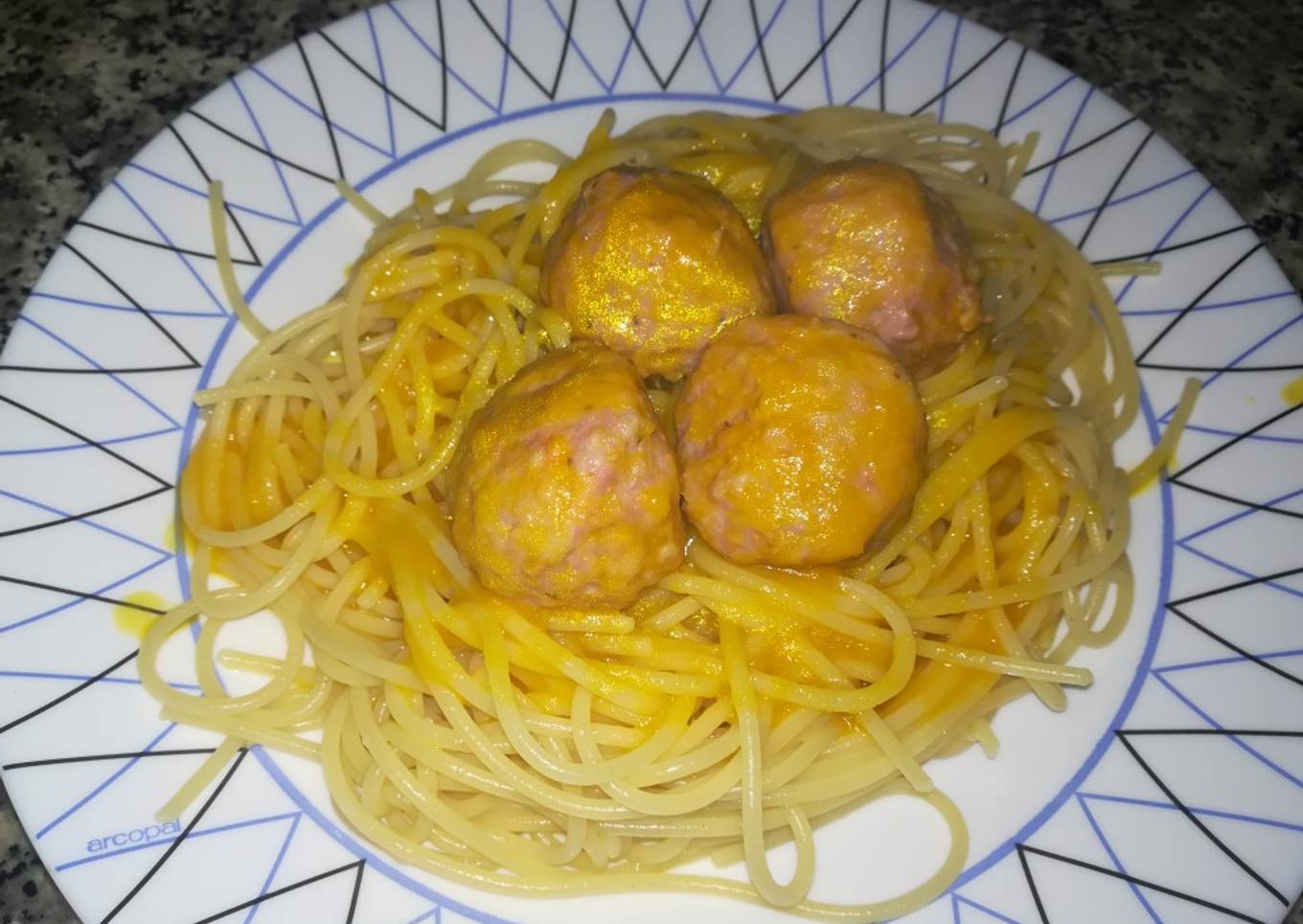 Pasta con albóndigas en salsa