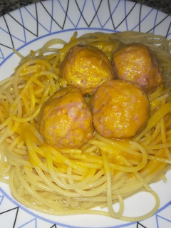 Una foto de Pasta con albóndigas en salsa