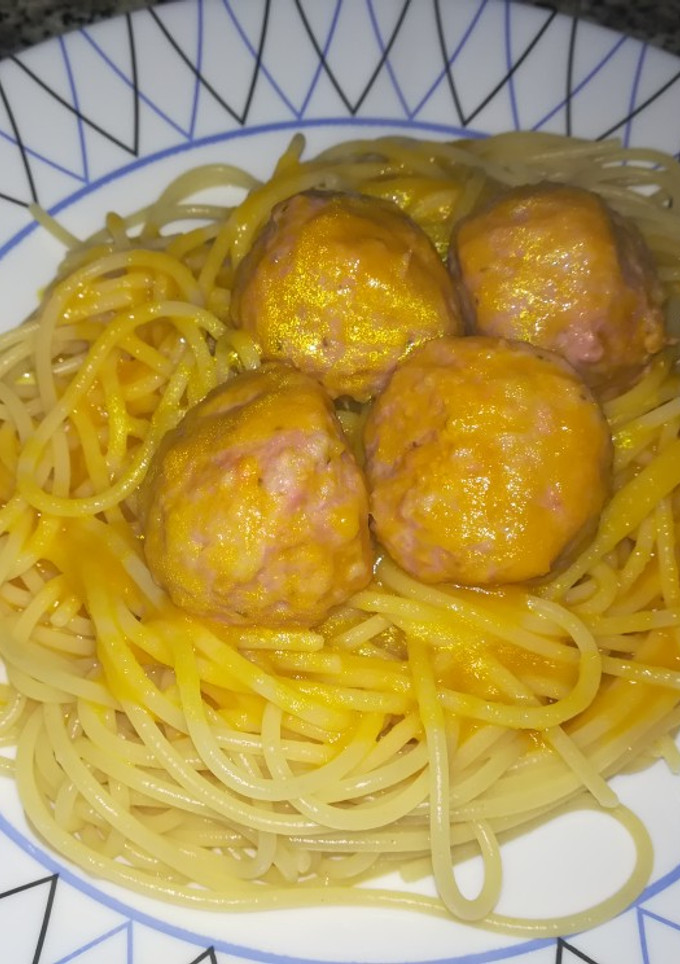 Una foto de Pasta con albóndigas en salsa