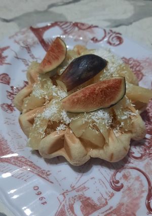 Una foto de Wafle con higo, ananá y coco rallado