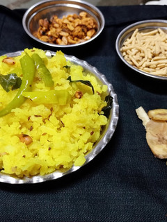 બટાકા પૌવા(Potato Pauva Recipe in Gujarati) રેસીપી મુખ્ય ફોટો