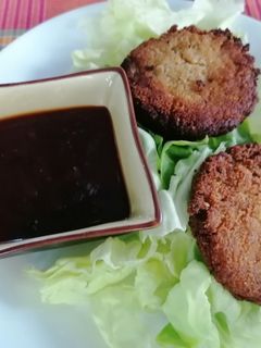 Une photo de Korokke et sa sauce tonkastu