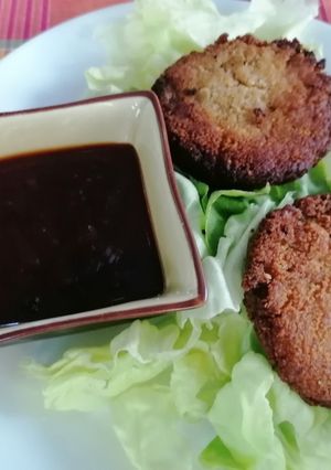 Une photo de Korokke et sa sauce tonkastu