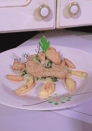 Una foto de Filete al perejil con papas rústicas