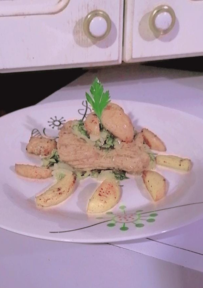 Una foto de Filete al perejil con papas rústicas