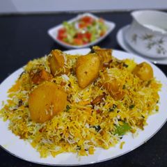 A picture of Chicken Degi biryani.