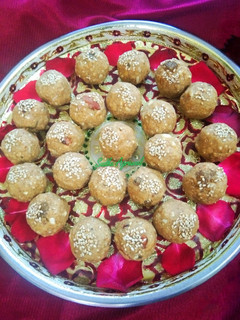 पिन्नी ड्राई फ्रूटस आटा लड्डू (Pinni Dry Fruits Atta Laddu recipe in Hindi) रेसिपी मुख्य फोटो