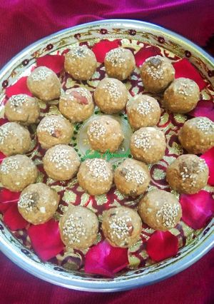 पिन्नी ड्राई फ्रूटस आटा लड्डू (Pinni Dry Fruits Atta Laddu recipe in Hindi) रेसिपी मुख्य फोटो