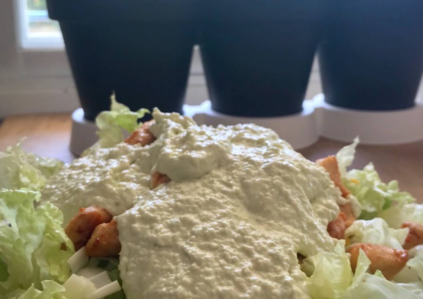 Ensalada de pollo con mayonesa de aguacate y limón