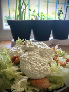Una foto de Ensalada de pollo con mayonesa de aguacate y limón