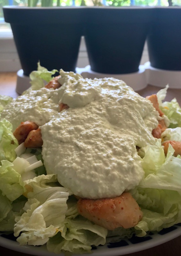 Una foto de Ensalada de pollo con mayonesa de aguacate y limón
