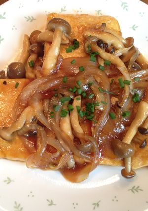 A picture of Japanese style tofu steak.