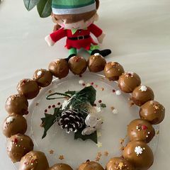 A picture of Gulab jambu wreath.