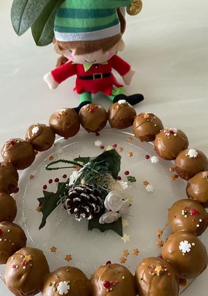 A picture of Gulab jambu wreath.