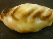 Una foto de panceta empanada