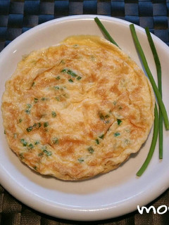 Una foto de Tortilla con queso vegano y cebollino