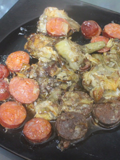 Una foto de Alcachofas con chorizo y morcilla