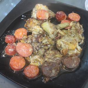 Alcachofas con chorizo y morcilla