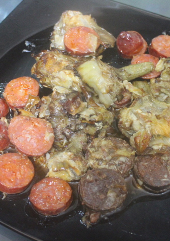 Una foto de Alcachofas con chorizo y morcilla