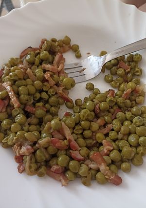 Una foto de Guisantes de la casa con bacon y patata