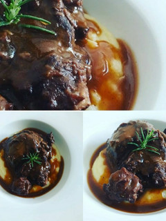 Una foto de Carrilleras al vino tinto con puré de patatas