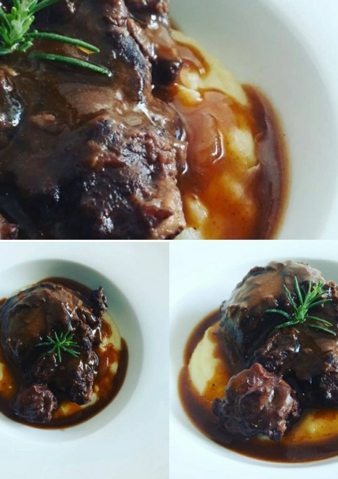 Una foto de Carrilleras al vino tinto con puré de patatas