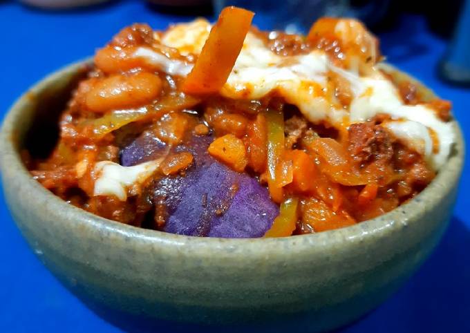 Steamed sweet potato with chilli con carne