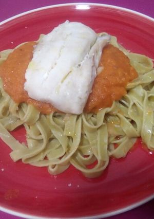 Una foto de Nidos verdes con salsa de verdura, tomate y merluza al vapor