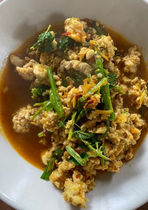 รูปของ ผัดกะเพราอกไก่ใส่ขมิ้น