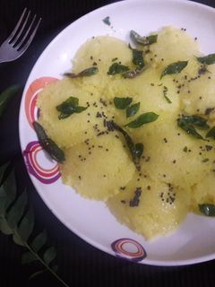 सूजी की सॉफ्ट सॉफ्ट इडली (Suji ki soft soft idli recipe in Hindi) रेसिपी मुख्य फोटो