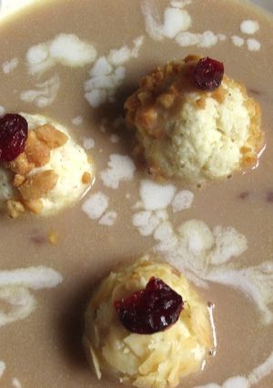 Gesztenyekrémleves sajtgolyóval recept fotója