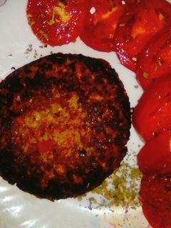 Una foto de Hamburguesa de avena, harina de garbanzos con 🍅,queso aceitunas