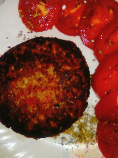 Una foto de Hamburguesa de avena, harina de garbanzos con 🍅,queso aceitunas