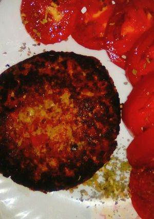 Foto principal de Hamburguesa de avena, harina de garbanzos con 🍅,queso aceitunas